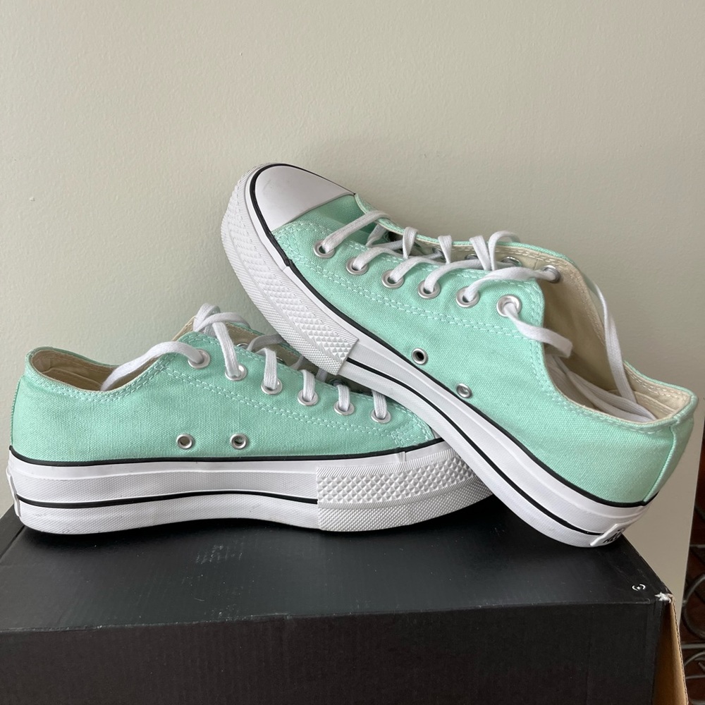 Converse women’s platform sneakers Size 8